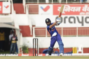 विराट कोहली ने दिखाया धोनी का रूप, लगाया हेलिकॉप्टर शॉट, वीडियो देखें 2 Virat Kohli ने दिखाया धोनी का रूप, लगाया हेलिकॉप्टर शॉट, वीडियो देखें