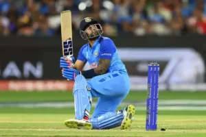 औंधे मुंह गिरकर Suryakumar Yadav ने लगाया सबसे अनोखा शॉट, श्रीलंका खिलाड़ियों ने पकड़ लिया अपना सिर, वायरल हुआ Video