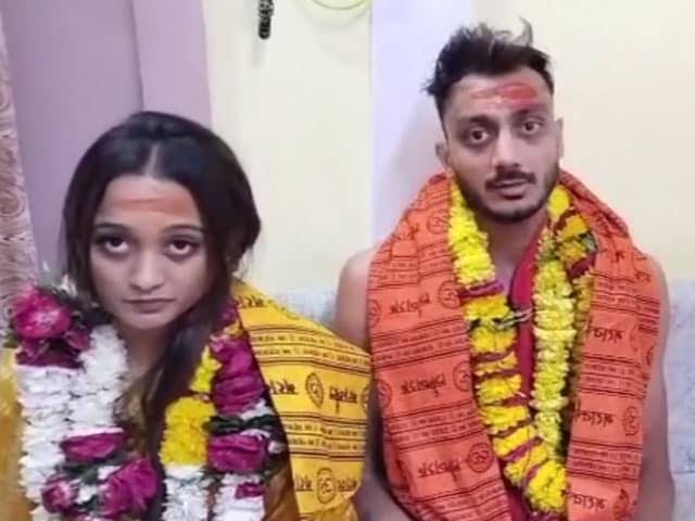 पत्नी के साथ महाकाल मंदिर पहुंचे अक्षर पटेल, 5 साल पहले मांगी हुई मनोकामना हुई पूरी 2 पत्नी के साथ महाकाल मंदिर पहुंचे अक्षर पटेल, 5 साल पहले मांगी हुई मनोकामना हुई पूरी