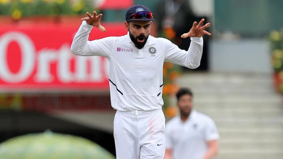 Video: हार की दहलीज पर पहुंची इंडिया, तो विराट ने खुशी से लगाए ठुमके, कोहली की ये हरकत देखकर हिटमैन ने पीसे अपने दांत 2 Video: भारतीय टीम मुश्किल में लेकिन Virat Kohli बीच मैदान में कर रहें हैं डांस, रोहित शर्मा गुस्से से आग बबूला हुए,लोगों ने भी की आलोचना