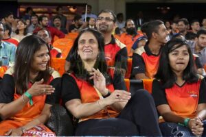 Video: उमरान मलिक ने बोल्ट की गेंद पर लगाया छक्का तो इस हसीना ने दिया ऐसा रिएक्शन 3 Video: उमरान मलिक ने बोल्ट की गेंद पर लगाया छक्का तो इस हसीना ने दिया ऐसा रिएक्शन