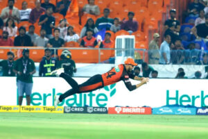 Video: एडन मार्करम ने लिए मुंबई इंडियंस के खिलाफ 2 सबसे शानदार कैच, वीडियो हुआ वायरल 3 Video: एडन मार्करम ने लिए मुंबई इंडियंस के खिलाफ 2 सबसे शानदार कैच, वीडियो हुआ वायरल