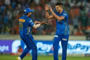 Video: रिद्धिमान साहा को आउट करके अर्जुन तेंदुलकर ने दिखाए विराट कोहली वाले तेवर, दिखाया अपना अलग अवतार, वीडियो वायरल 2 Video: रिद्धिमान साहा को आउट करके अर्जुन तेंदुलकर ने दिखाए विराट कोहली वाले तेवर, दिखाया अपना अलग अवतार, वीडियो वायरल