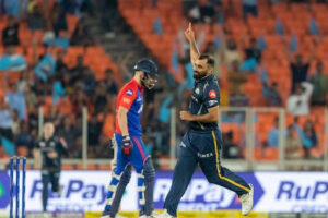 रिद्धिमान साहा ने पकड़ा हवाई छलांग लगाते हुए एक शानदार कैच, हार्दिक पंड्या ने भी हुए हैरान, Video वायरल