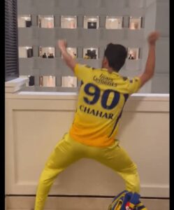 Video: जीत के बाद होटल पहुंचे दीपक चाहर ने बालकनी में फेंका बैग, फिर पत्नी के साथ जमकर किया भागड़ा 