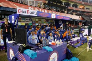 Video: क्रुणाल पांड्या ने स्टोइनिस को किया किस, अमित मिश्रा ने गंभीर को लिया गोदी में, तो पूरी टीम ने मैदान में घूमकर इस तरह मनाया जीत का जश्न  3 Video: क्रुणाल पांड्या ने स्टोइनिस को किया किस, अमित मिश्रा ने गंभीर को लिया गोदी में, तो पूरी टीम ने मैदान में घूमकर इस तरह मनाया जीत का जश्न