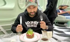 टीम इंडिया के ये 5 खिलाड़ी खाने के हैं बहुत बड़े शौकीन, 'चीट फूड' में खाते हैं बर्गर से लेकर आलू टिक्की तक 2 Rohit Sharma