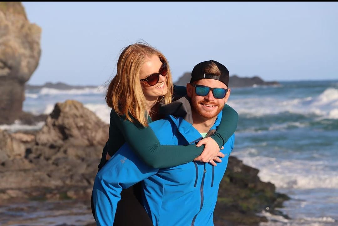 वर्ल्ड कप 2023 में खेल रहे इन 10 खिलाड़ियों की पत्नियां है बेहद हॉट, एडम जम्पा की बीवी को तो देखकर सांसे हो जाएगी भारी 2 Glenn Phillips With His Wife