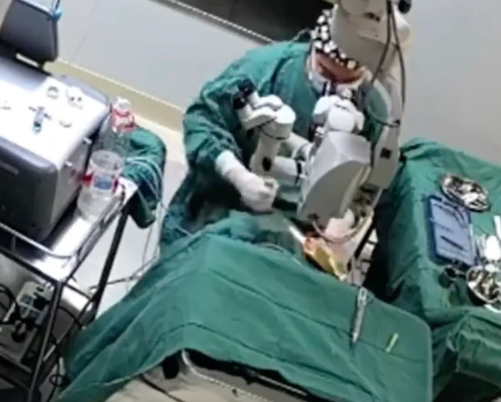 ऑपरेशन के दौरान डॉक्टर ने महिला के साथ की ऐसी शर्मनाक हरकत, फिर चलाए लात-घूंसे, वायरल Video  3 In China, Doctor Misbehaved With Woman During Treatment