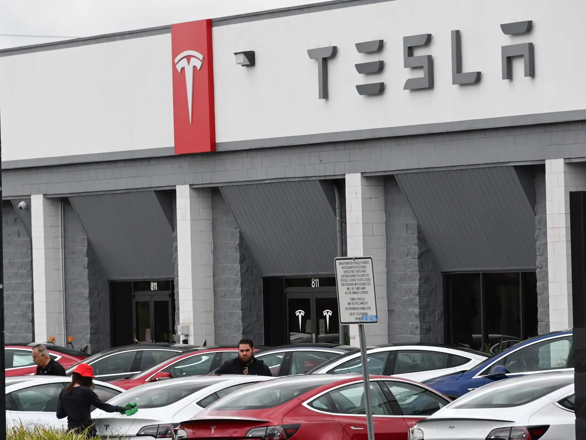 टेस्ला की फैक्ट्री में रोबोट ने इंसान को दबोचा, हुआ बुरी तरह घायल, गंभीर हालत में अस्पताल में भर्ती 3 Tesla