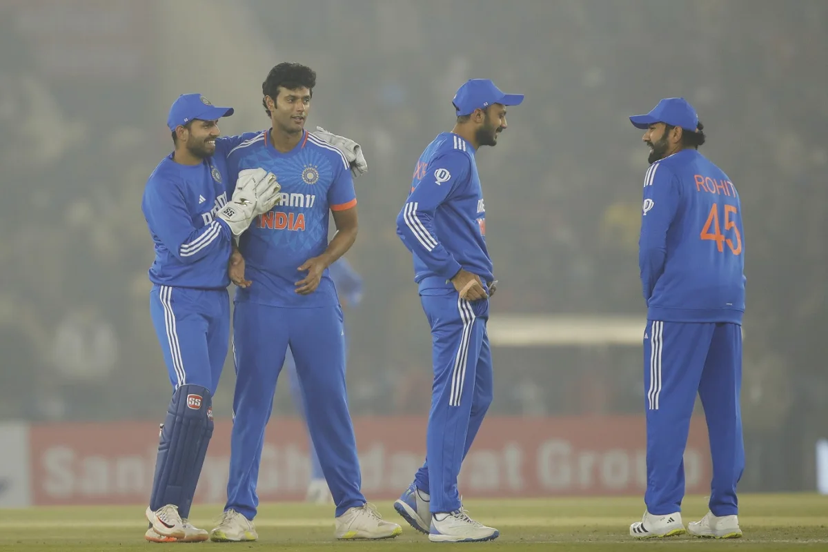 रोहित-विराट की इस हरकत से दुखी हुए ये 2 युवा खिलाड़ी, सोशल मीडिया पर बोला हमला, कहे अपशब्द 3 Team India