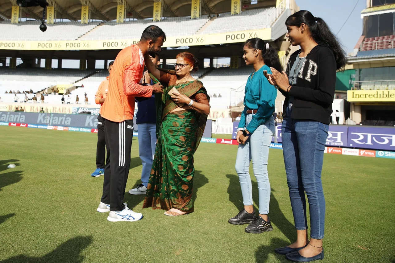 Video: आकाशदीप का डेब्यू देख मां के छलके आंसू , बहनें भी हुई इमोशनल, तो पिता को याद कर परिवार रोया फूट-फूटकर 2 Akash Deep