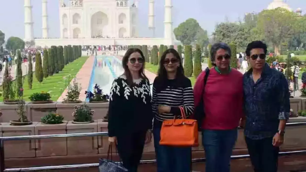 Video: टेस्ट मैच के बीच वाइफ अंजली संग ताजमहल देखने पहुंचे सचिन तेंदुलकर, सेल्फी लेने के लिए फैंस की उमड़ी भीड़ 2 Sachin Tendulkar