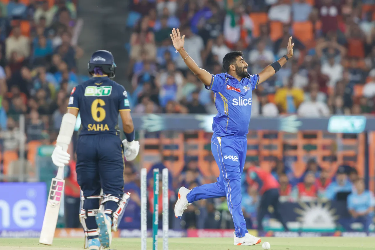 Gt Vs Mi: Video जसप्रीत बुमराह की परफेक्ट यॉर्कर देख भौंचक्के हुए साहा, क्लीन बोल्ड होकर जाना पड़ा पवेलियन 3 Jasprit Bumrah