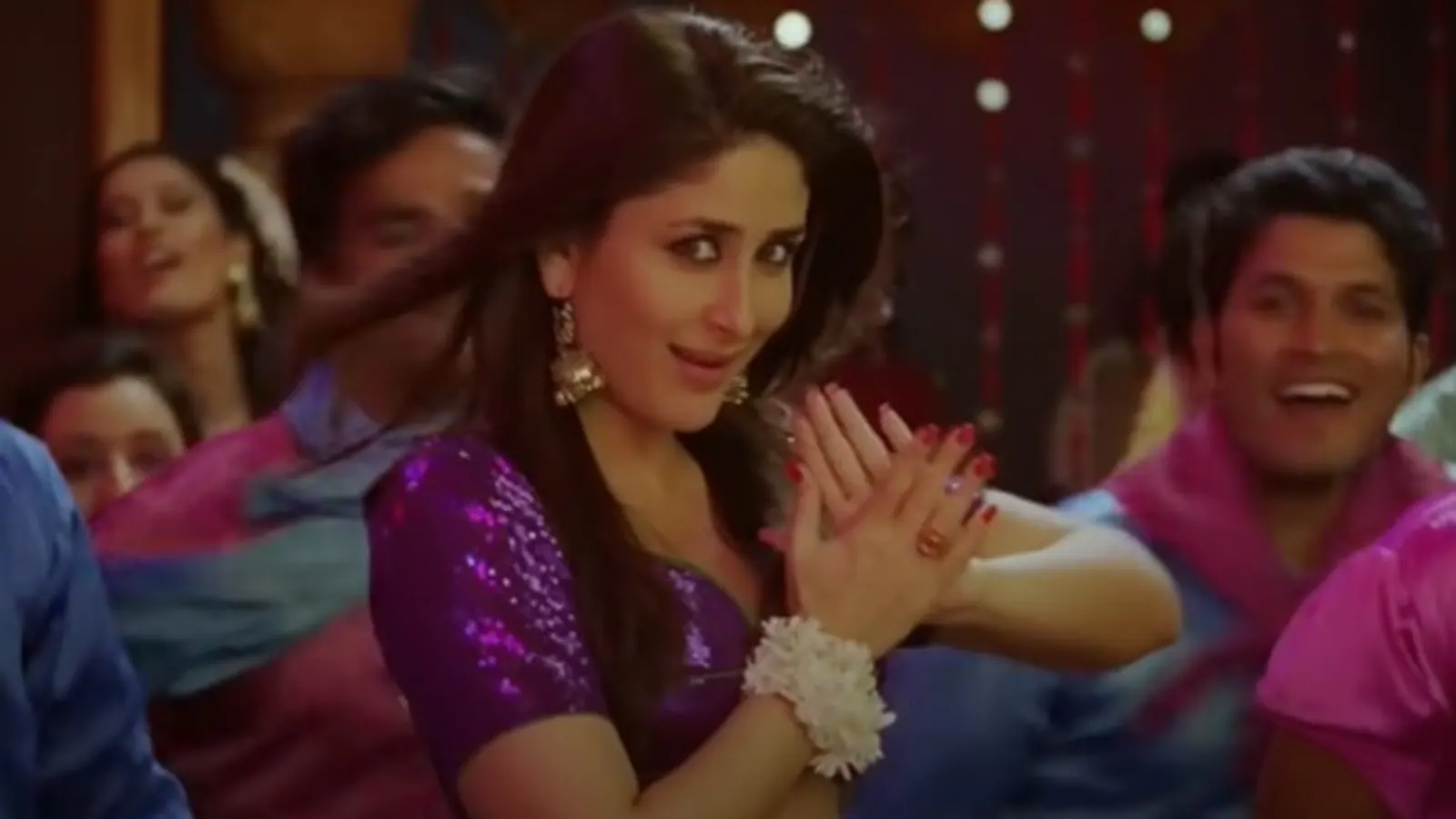 बॉलीवुड के 6 ऐसे अश्लील गाने जिन्होंने औरतों की इज्जत को कर दिया तार-तार, लड़कियों को बनाया सेक्स ऑब्जेक्ट 