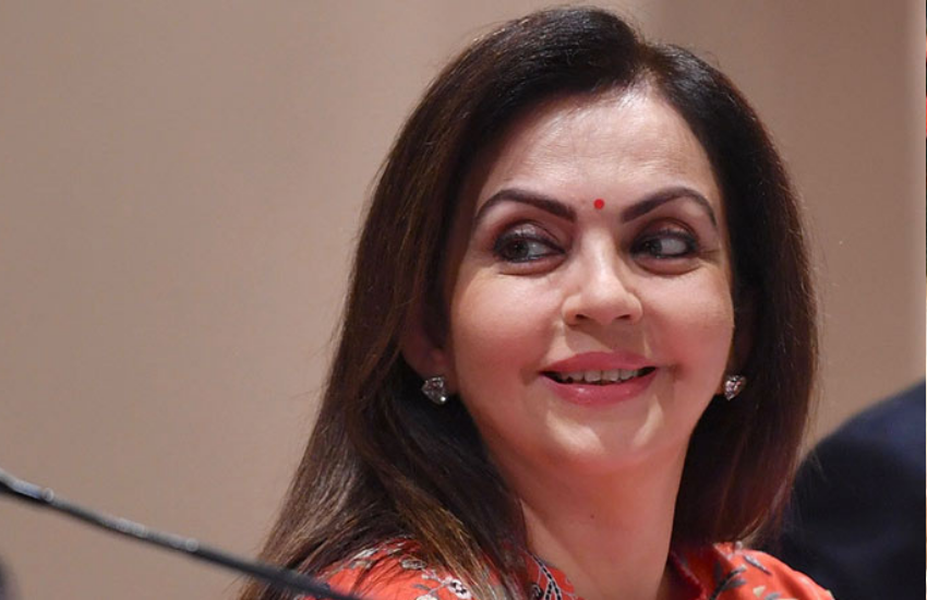 मुकेश अंबानी की पत्नी नीता अंबानी लगाती हैं सोने-चांदी के वर्क वाली लिपस्टिक, कीमत सुन पैरों तले खिसक जाएगी जमीन