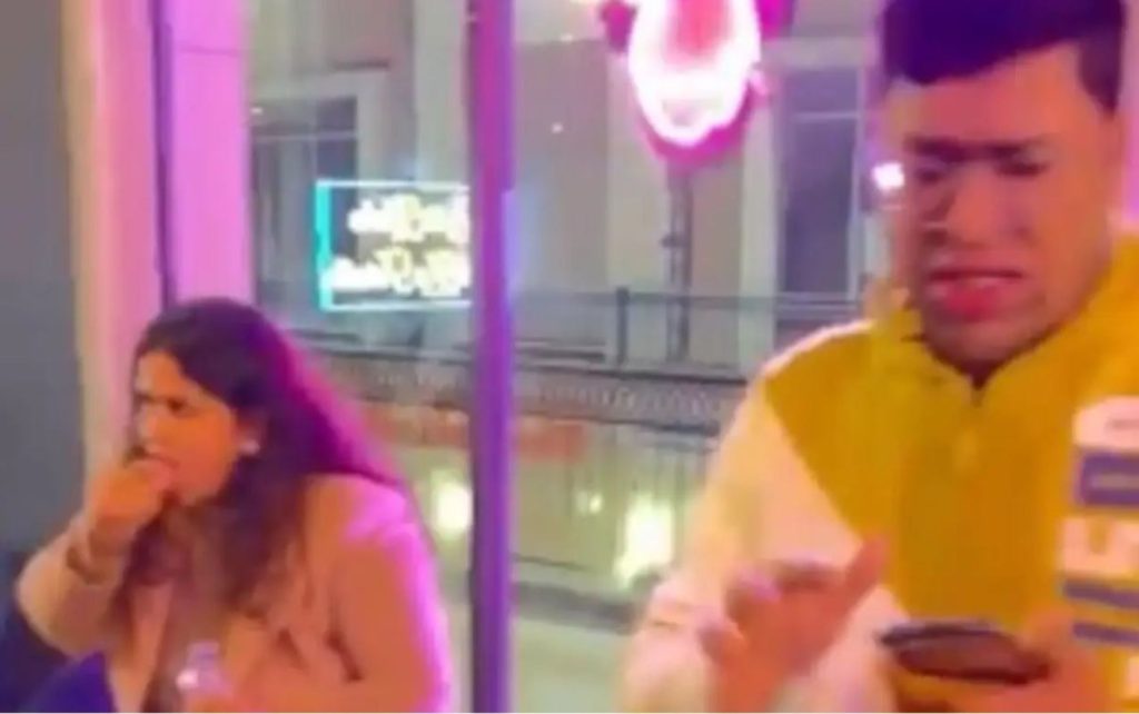 Video: माउथ फ्रेशनर खाते ही 5 लोगों को हुई खून की उल्टी, दो की हालत हुई गंभीर, मैनेजर हुआ गिरफ्तार 3 Gurugram Restaurant