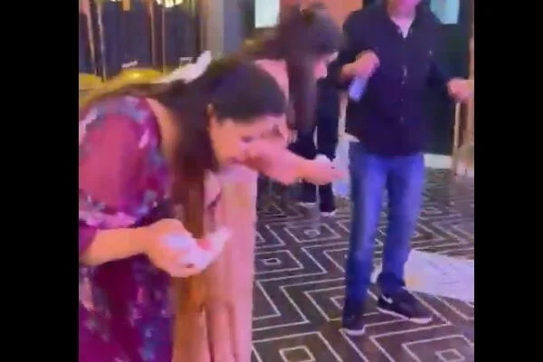 Video: माउथ फ्रेशनर खाते ही 5 लोगों को हुई खून की उल्टी, दो की हालत हुई गंभीर, मैनेजर हुआ गिरफ्तार 2 Gurugram Restaurant