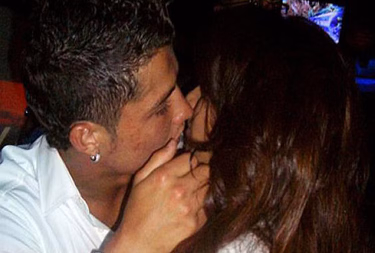 जब बिपाशु बसु ने जॉन अब्राहम को दिया था धोखा, सरेआम रोनाल्डो को कर दिया था किस, फिर पूरी रात होटल में बनाए थे संबंध!