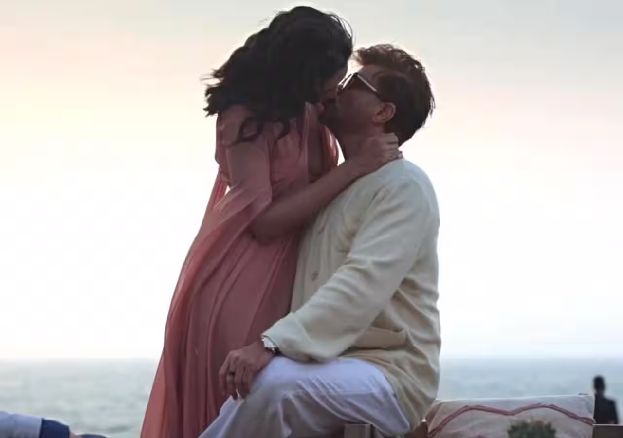 60 साल की उम्र में भी खत्म नहीं हुआ इन 6 बूढ़े सितारों की जवानी का जोश, कमसिन हसीनाओं संग दिए जबरदस्त बोल्ड सीन्स 