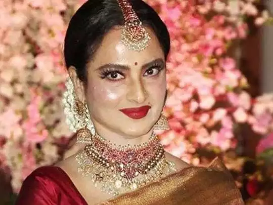 खुल गया रेखा की दमकती त्वचा का राज, इस मेकअप को यूज कर 69 साल की उम्र में भी जवां नजर आती है एक्ट्रेस