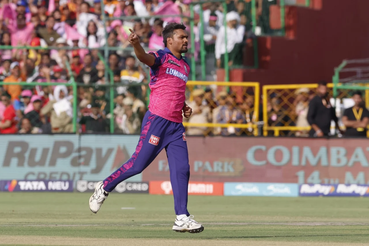 'सब रफ़्तार के पीछे....' शानदार प्रदर्शन के बावजूद संदीप शर्मा के साथ हो रही है नाइंसाफी, सुनील गावस्कर ने किया समर्थन 3 Sandeep Sharma