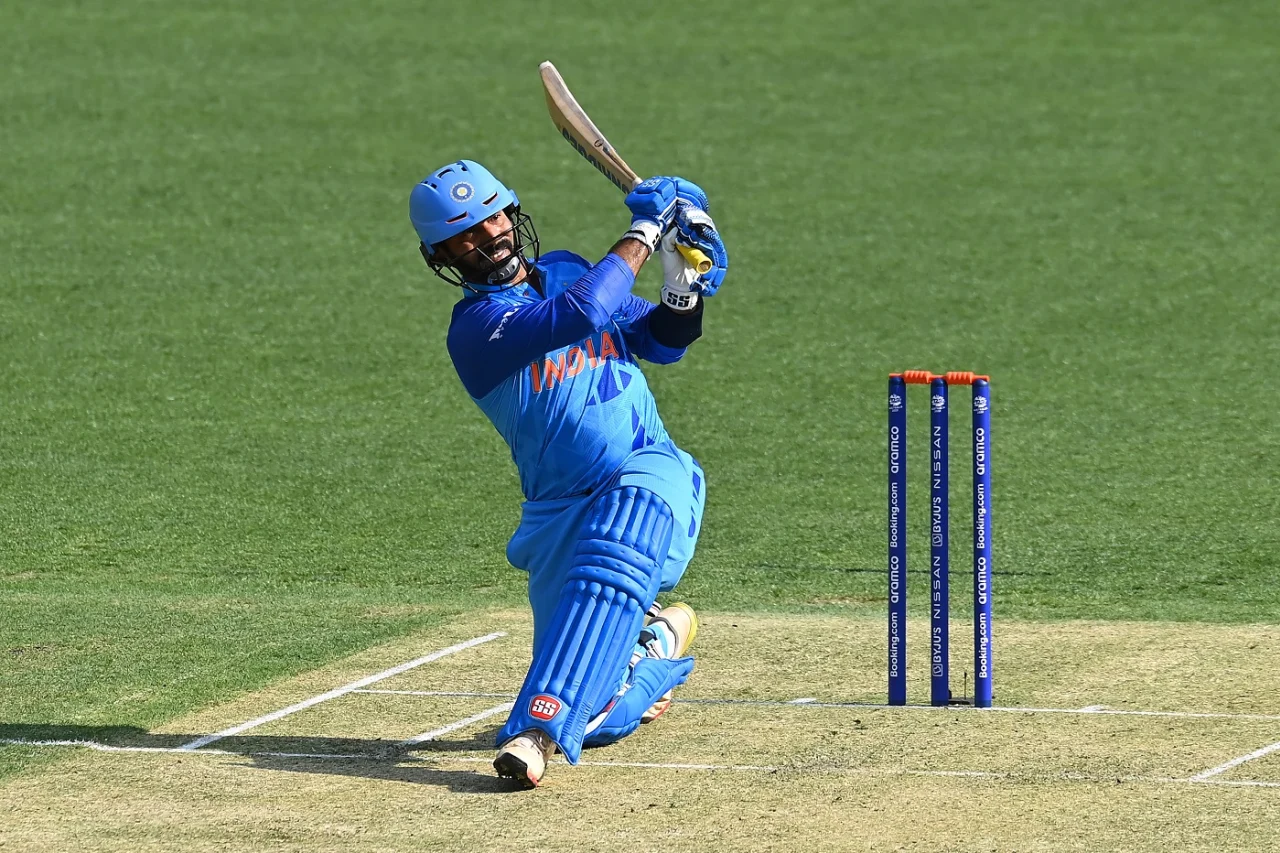 दिनेश कार्तिक इन 2 विकेटकीपर बल्लेबाजों का कांट देंगे टीम इंडिया से पता, टी20 वर्ल्ड कप में खा जाएंगे जगह 4 Dinesh Karthik