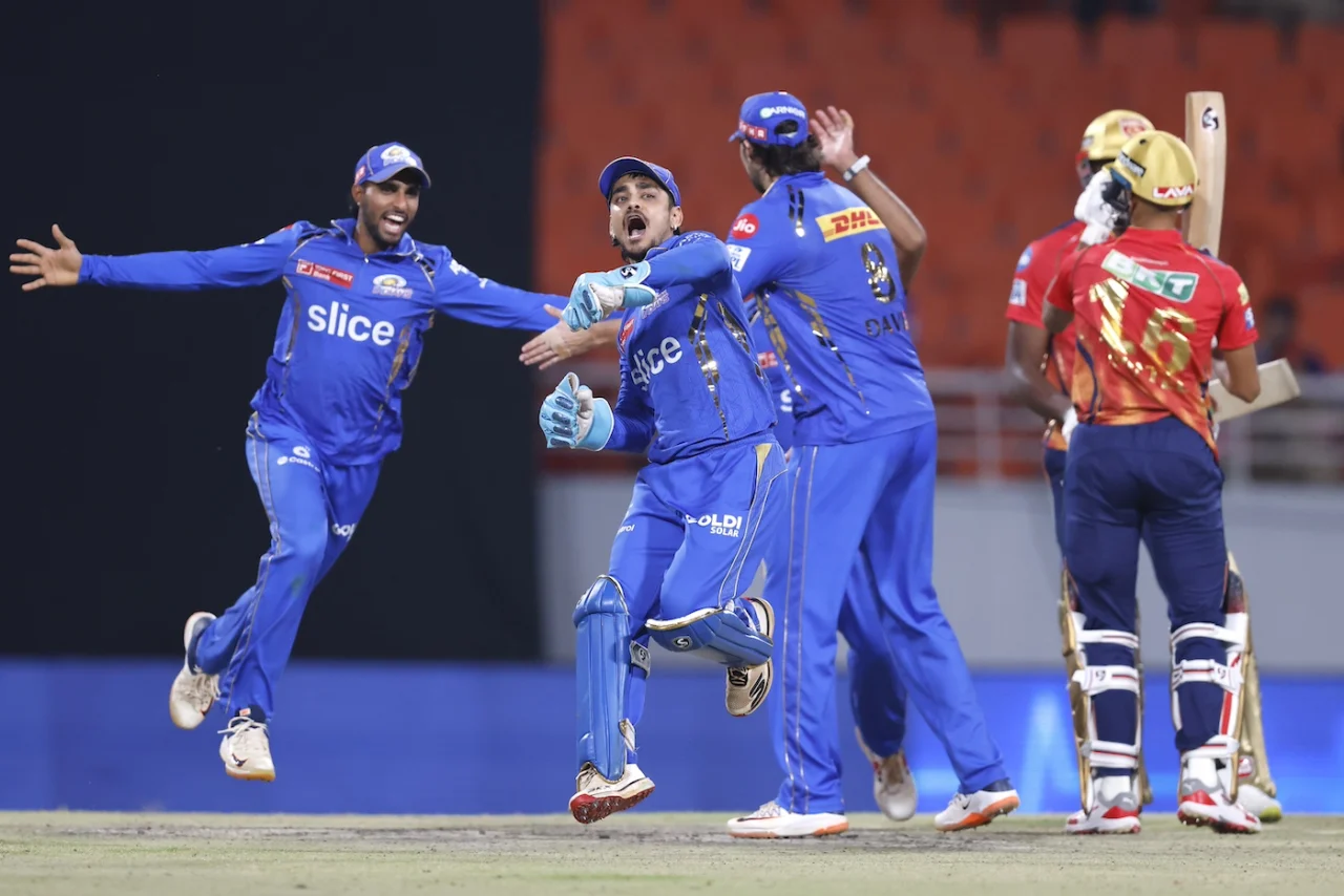 Ipl 2024 के बीच हार्दिक पांड्या पर टूटा मुसीबतों का पहाड़, इस हरकत पर Bcci ने सुनाई बड़ी सजा                                           