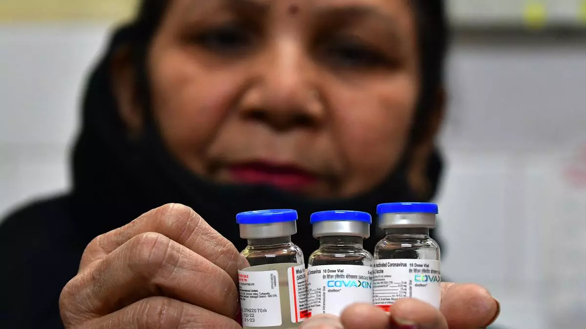 कोविशील्ड के बाद अब ये वैक्सीन लगवाने वालों की जान पर बना खतरा, 30% लोगों को हो रही है जानलेवा बीमारियां