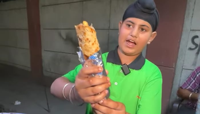 Video: पिता की मौत के बाद 6 साल की बहन का सहारा बना 10 साल का बच्चा, अकेले ही कमा रहा है पैसे, हिम्मत देखकर आप भी ठोकेंगे सलाम 2 Video: पिता की मौत के बाद 6 साल की बहन का सहारा बना 10 साल का बच्चा, अकेले ही कमा रहा है पैसे, हिम्मत देखकर आप भी ठोकेंगे सलाम