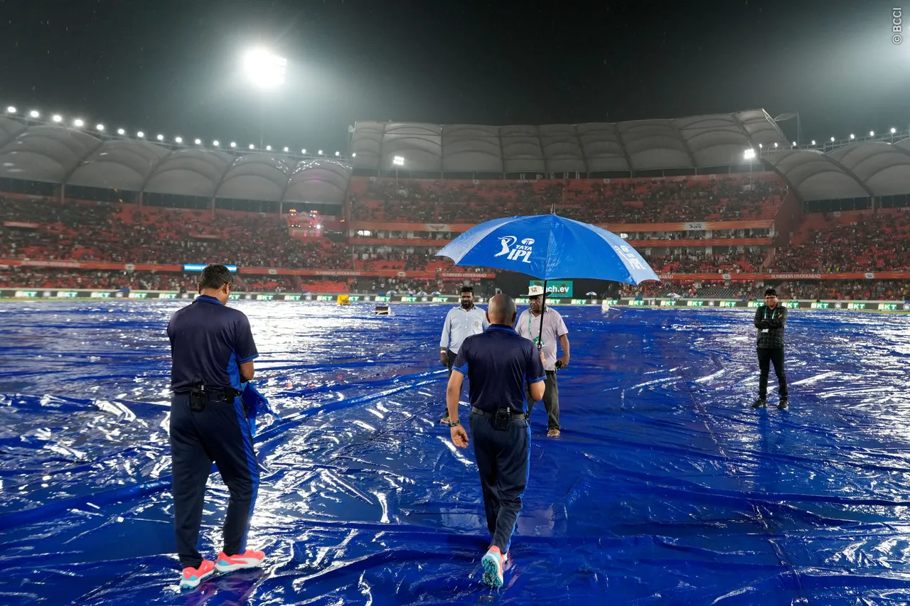 आईपीएल खत्म होने के बाद भी नहीं थम रहा रुतुराज गायकवाड़ का भौकाल, 8 चौकों और 6 छक्कों के साथ खेली तूफानी पारी 4 आईपीएल खत्म होने के बाद भी नहीं थम रहा रुतुराज गायकवाड़ का भौकाल, 8 चौकों और 6 छक्कों के साथ खेली तूफानी पारी