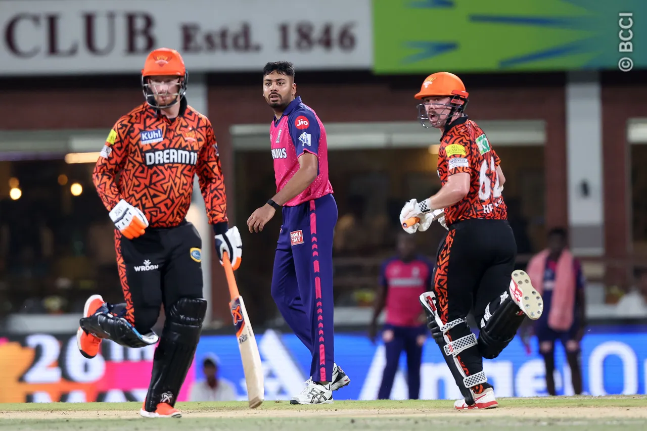 'आग लगा रखी है....'हैदराबाद के खिलाफ मिली हार के बाद वीरेंद्र सहवाग ने लगाई राजस्थान के बल्लेबाजों को लताड़, संजू, रियान और जायसवाल पर साधा निशाना 4 Srh Vs Rr