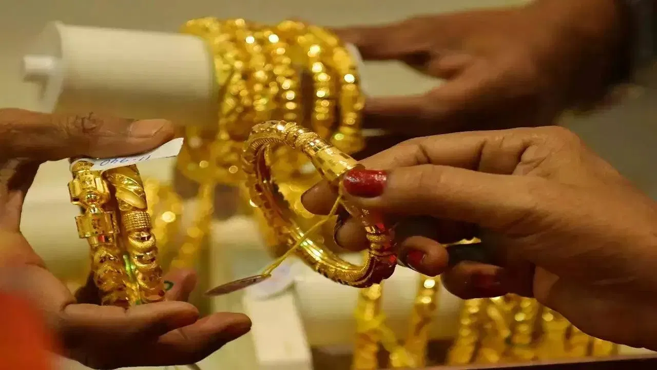 Gold-Silver Price Today: बड़ी खुशखबरी, सोने-चांदी के गिरे हजारों में दाम, जानें कितना हुआ रेट 2 Gold-Silver Price Today