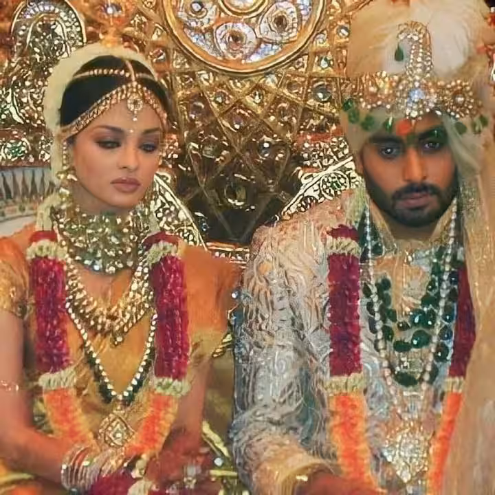 ऐश्वर्या राय ने अपनी शादी में पहने थी सोने के धागों से बनी हुई करोड़ों की साड़ी, कीमत जानकर पैरों तले खिसक जाएगी जमीन 2 ऐश्वर्या राय ने अपनी शादी में पहने थी सोने के धागों से बनी हुई करोड़ों की साड़ी, कीमत जानकर पैरों तले खिसक जाएगी जमीन