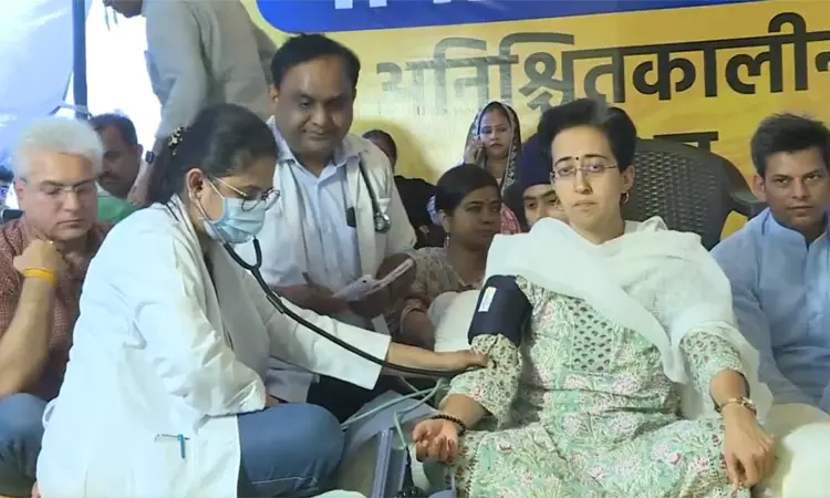 अनशन पर बैठी जल मंत्री आतिशी की बिगड़ी तबीयत, आईसीयू में किया गया भर्ती, दिल्ली का टूटा मनोबल 3 Atishi Hunger Strike