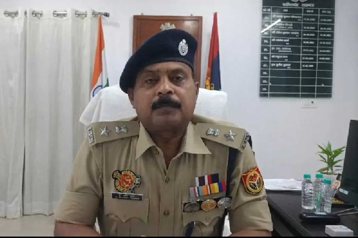 सड़क किनारे सो रहा था गरीब मजदूर, जगाने के लिए युवक ने मुंह पर किया पेशाब, वायरल हुआ शर्मनाक Video 4 Lucknow Viral Video