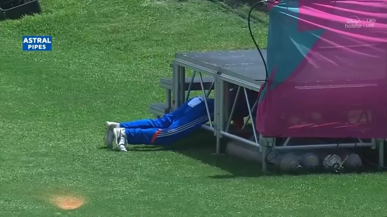 Ind Vs Ban: बीच मैच बॉल को ढूंढने स्टैंड के नीचे घुसे विराट कोहली, Video देख फैंस को याद आया गली क्रिकेट 2 Virat Kohli