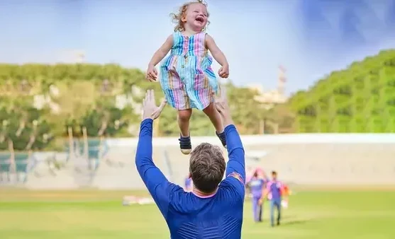 टी20 वर्ल्ड कप 2024 के बीच इस खिलाड़ी को मिली खुशखबरी, घर में मिनी क्रिकेटर का हुआ जन्म, वायरल हुई तस्वीर 3 Jos Buttler