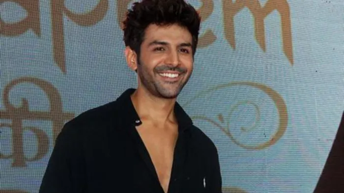 कभी दोस्तों से उधार लेकर करता था गुजारा, इतनी कम थी पहली सैलरी, आज करोड़ों में खेलता है एक्टर, बन बैठा है बॉलीवुड का सुपरस्टार 4 कभी दोस्तों से उधार लेकर करता था गुजारा, इतनी कम थी पहली सैलरी, आज करोड़ों में खेलता है एक्टर, बन बैठा है बॉलीवुड का सुपरस्टार