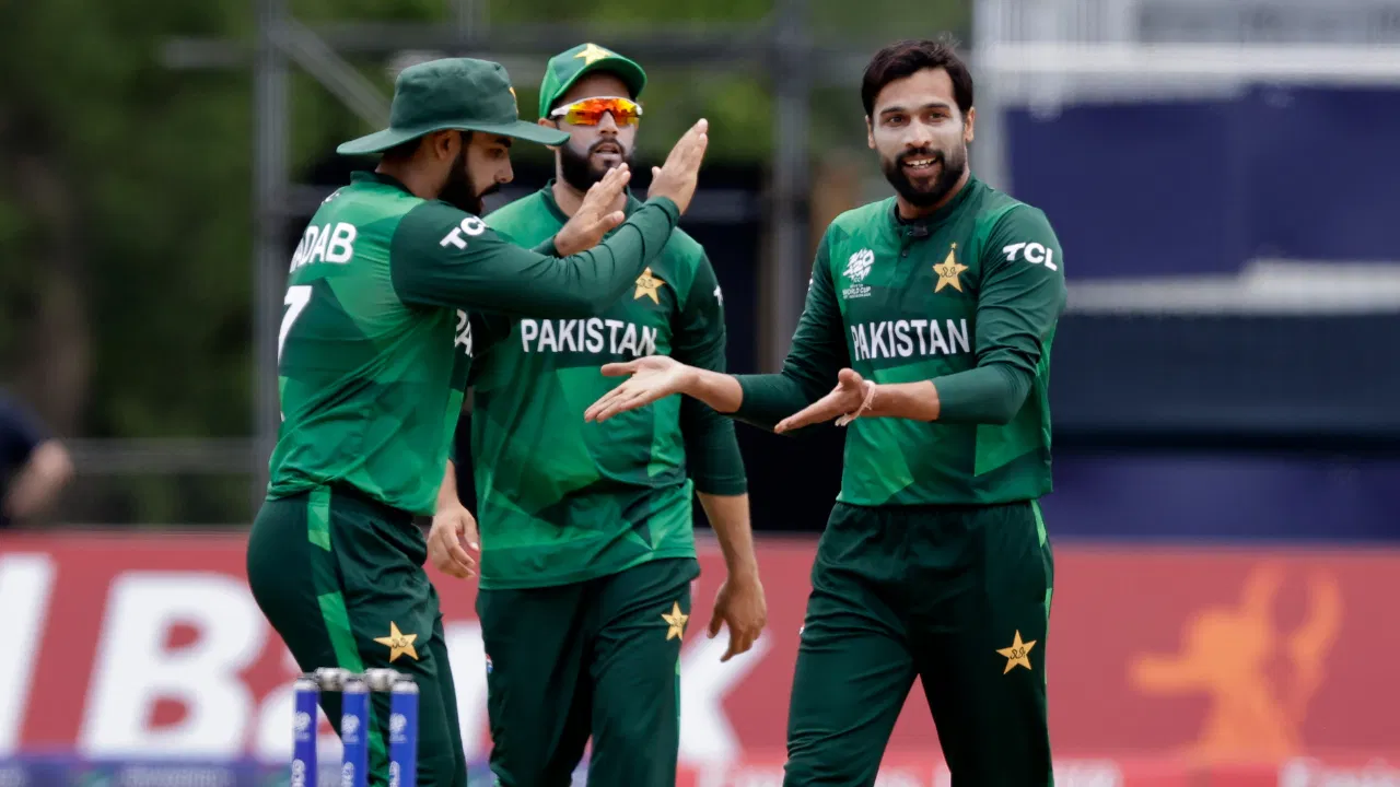 'हम भी इंसान है गलतियां होती है..' वर्ल्ड कप से बाहर हुई पाकिस्तान टीम के सपोर्ट में उतरा ये दिग्गज, दिया ऐसा बयान 3 Pakistan Cricket Team