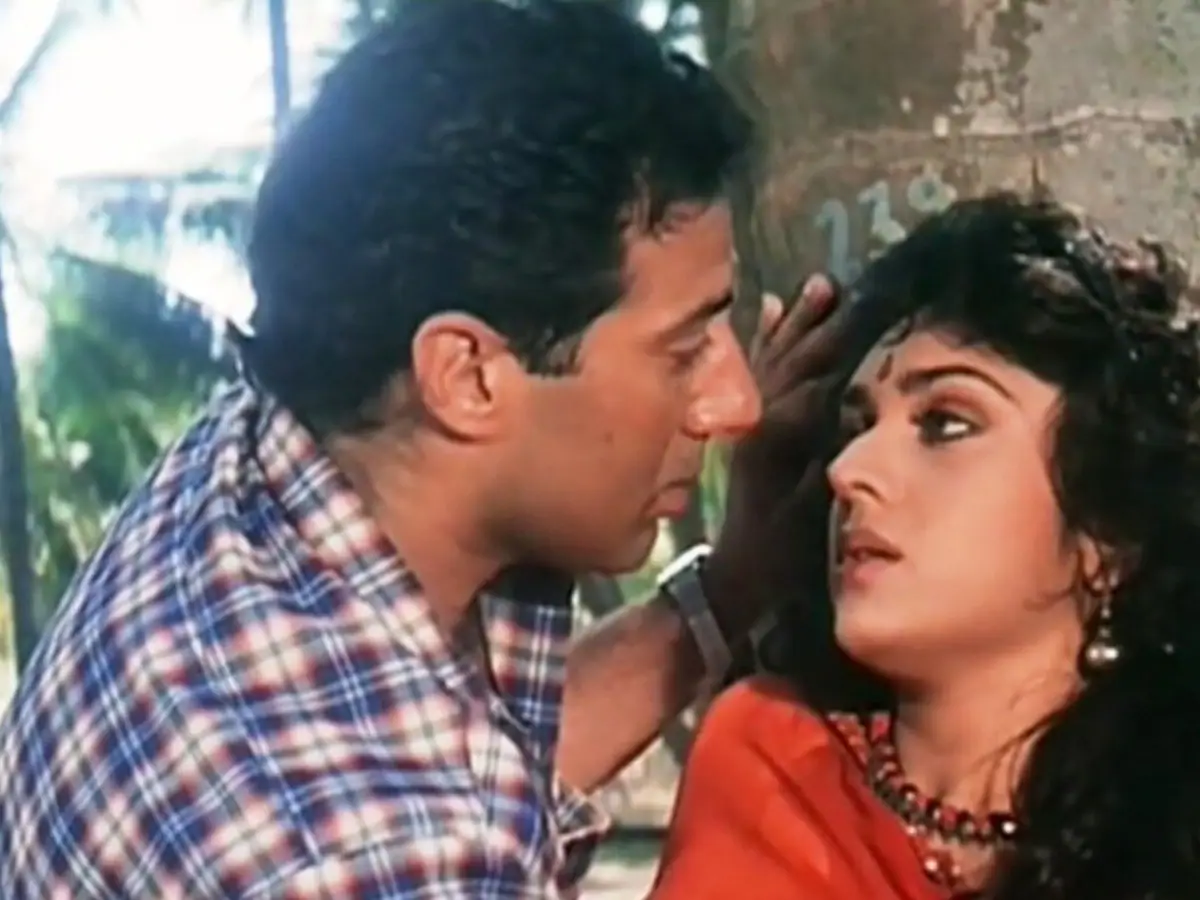 37 साल पहले मीनाक्षी शेषाद्रि ने इस फिल्म में सनी देओल को किया था असली किस, बोलीं - 'ये बहुत ही दर्दनाक..'