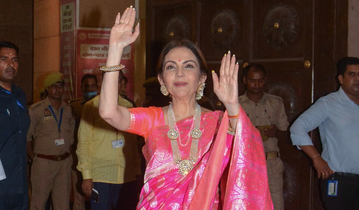 बेटे की शादी में बनारस की ये खास साड़ी पहनेंगी नीता अंबानी, सोने से जड़ी 70 साड़ियों के दिए ऑर्डर...