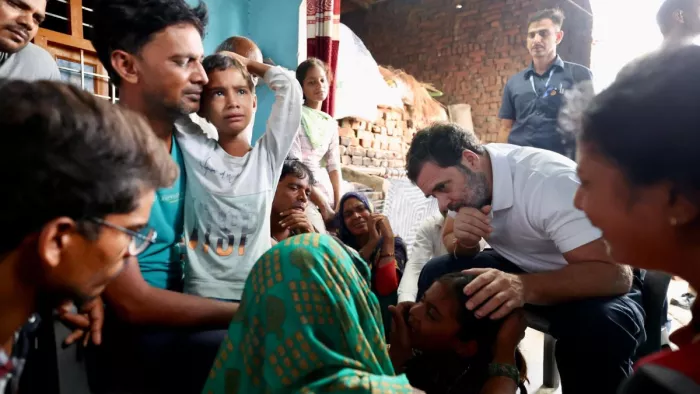 राहुल गांधी को देखकर बेकाबू हुई हाथरस कांड की पीड़ित दादी-नातिन, कौलीभर चीखी-चिल्लाई, बाबा को दी गालियां  4 Rahul Gandhi