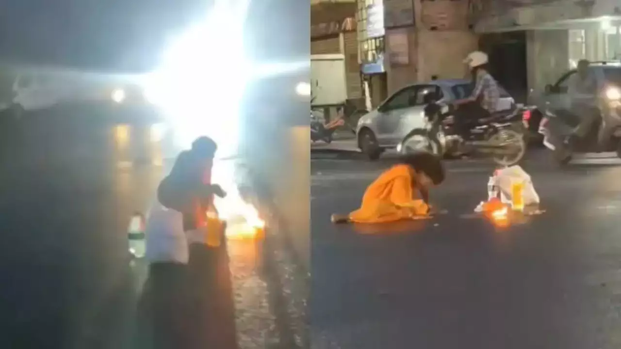 बीच सड़क पर बैठ जादू टोना कर रही थी ये महिला, आस-पास से जाने वाले भी गए थे डर, Video देखकर कांप जाएगी रूह 2 Viral Video