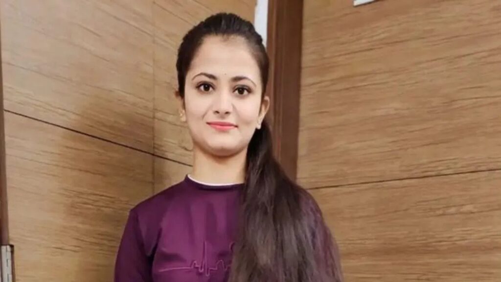 बचपन में सिर से उठा पिता का साया, लेकिन जिंदगी में नहीं मानी हार, बिना कोचिंग के सिर्फ 21 साल में बनी Ias ऑफिसर 2 Divya Tanwar