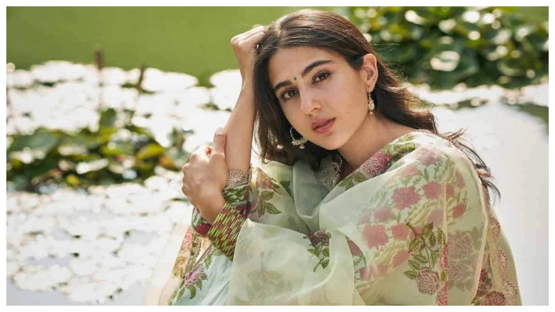 Video: नवाब खानदान की लाडली ने फ्लाइट में किया ऐसा ड्रामा, गुस्से में एयर होस्टेस के साथ कर दी ओछी हरकत..... 3 Sara Ali Khan