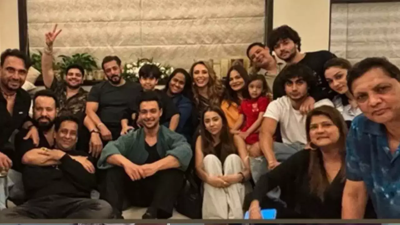 ब्रेकअप के बाद सलमान खान ने एक्स गर्लफ्रेंड पर फिर से लुटाया प्यार, इस खास अंदाज में मनाया एक्ट्रेस का जन्मदिन 2 ब्रेकअप के बाद सलमान खान ने एक्स गर्लफ्रेंड पर फिर से लुटाया प्यार, इस खास अंदाज में मनाया एक्ट्रेस का जन्मदिन