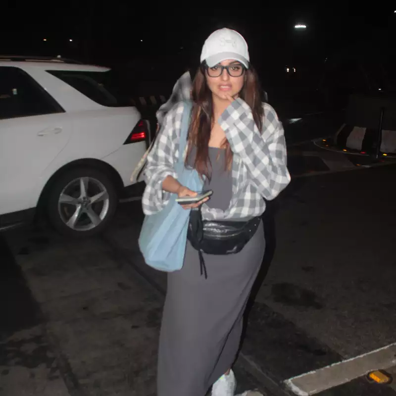 पति संग हनीमून पर निकली सोनाक्षी सिन्हा, तो गुस्से से आगबबूला होकर भाई लव ने कह डाली ये बात... 4 Sonakshi Sinha