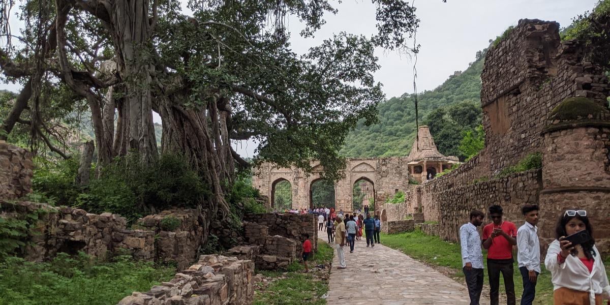 देश का सबसे डरावना किला, जिसका इतिहास 400 साल से भी ज्यादा है पुराना, रात में यहां घूमती है राजकुमारी की आत्मा 5 Bhangarh Fort