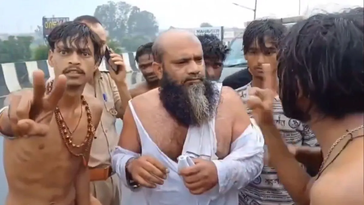 Video: भगवान शिव के नाम पर कांवड़ियों ने काटा बवाल, ड्राइवर की एक छोटी गलती पर डंडे से जमकर की तोड़-फोड़ 4 Meerut